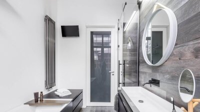 Faltbare Duschkabine zusammengeklappt an der Wand in schmalem Badezimmer