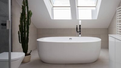 Badezimmer mit großer Wanne und Dusche unter einer Dachschräge
