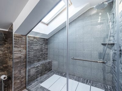 Nischendusche mit Schrägschnitt und einer Tür mit Haltgriff