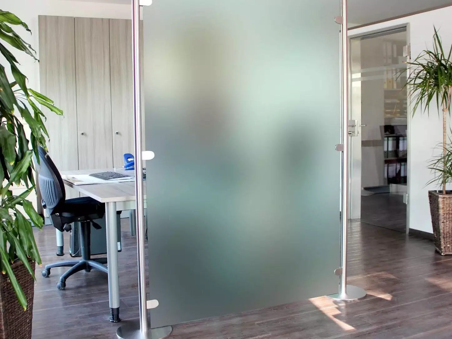 mobiler-raumteiler-aus-milchglas-am-arbeitsplatz