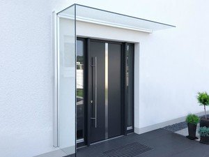 Seitenwindschutz an Haustür als Windfang