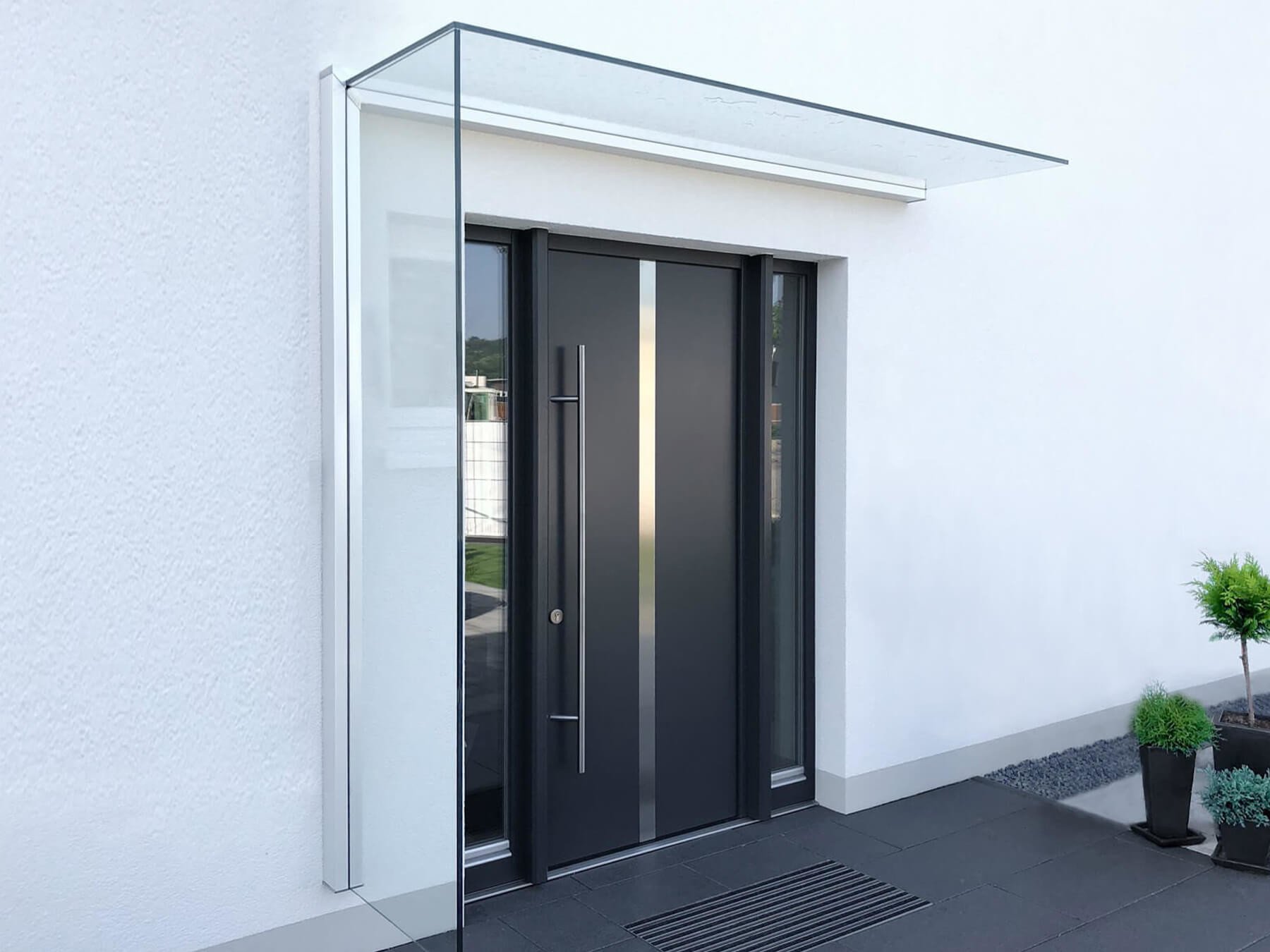 Seitenwindschutz an Haustür als Windfang