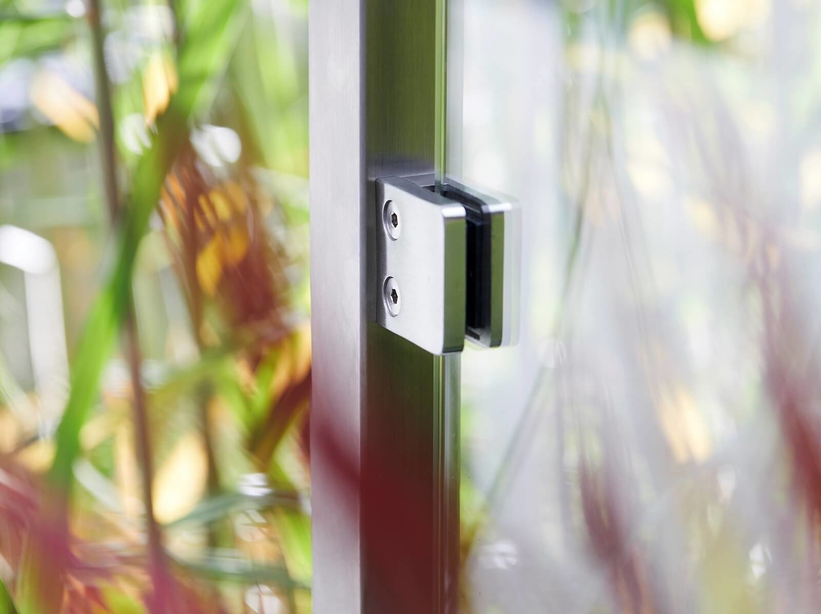pfosten-und-glas-an-blumenkasten-mit-sichtschutz
