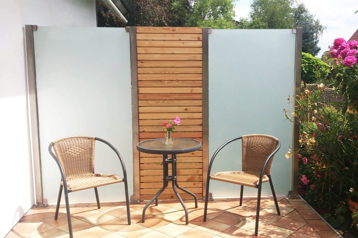 Wind- und Sichtschutz mit Glaseckhalterung | individuell nach Maß