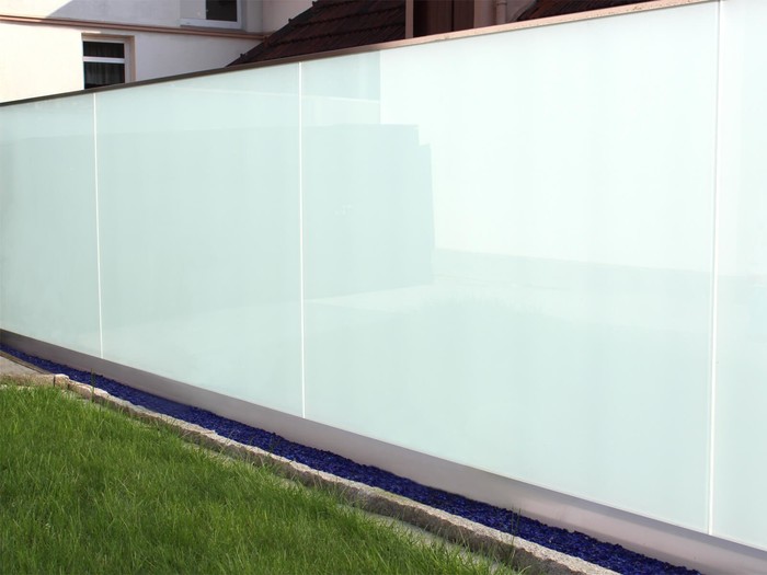 Wind- und Sichtschutz mit freitragender Ganzglasoptik kaufen