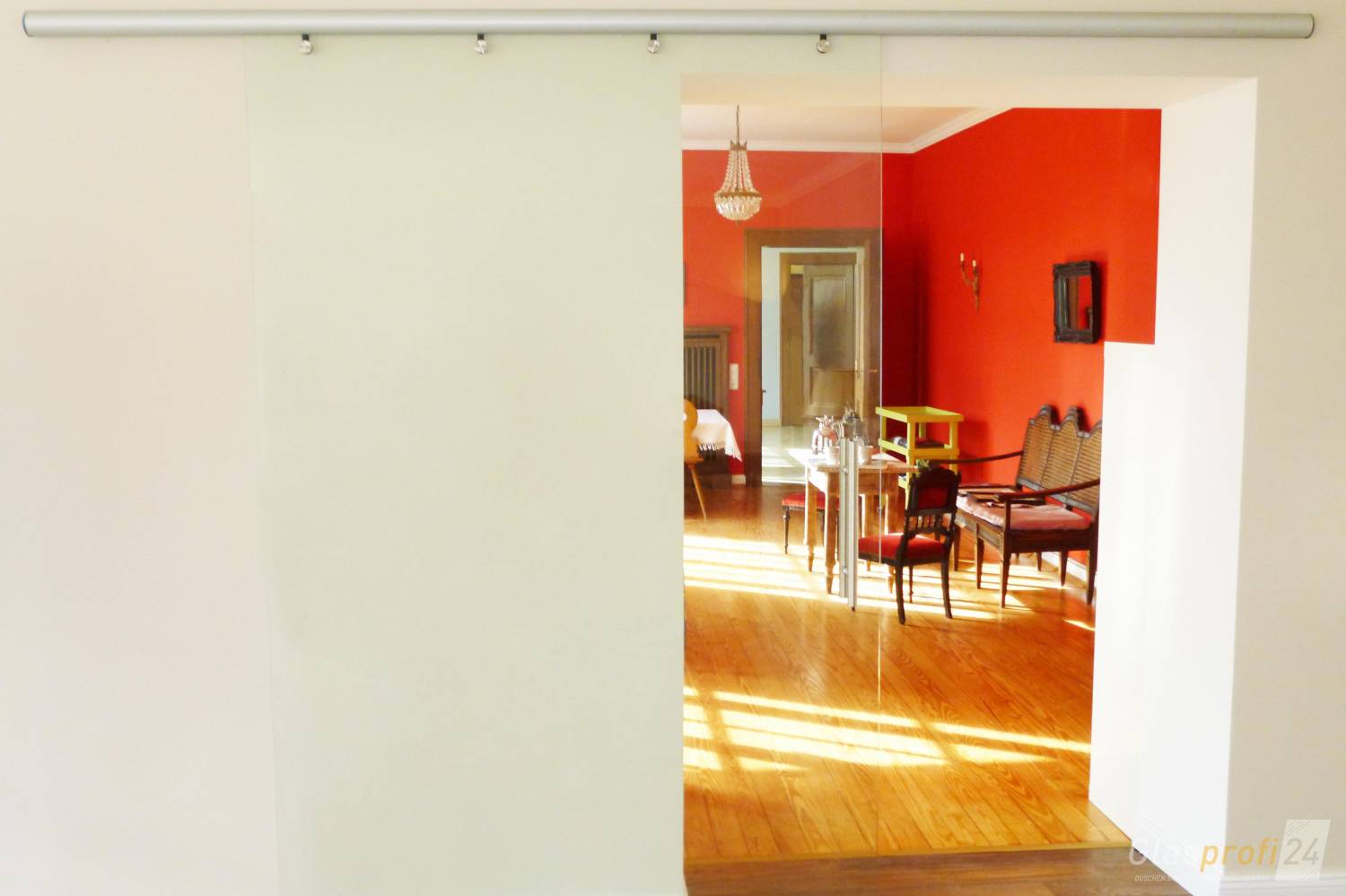 Glasschiebetür mit Alu-Beschlag