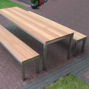 Gartenbank aus Edelstahl und Bankirai-Holz