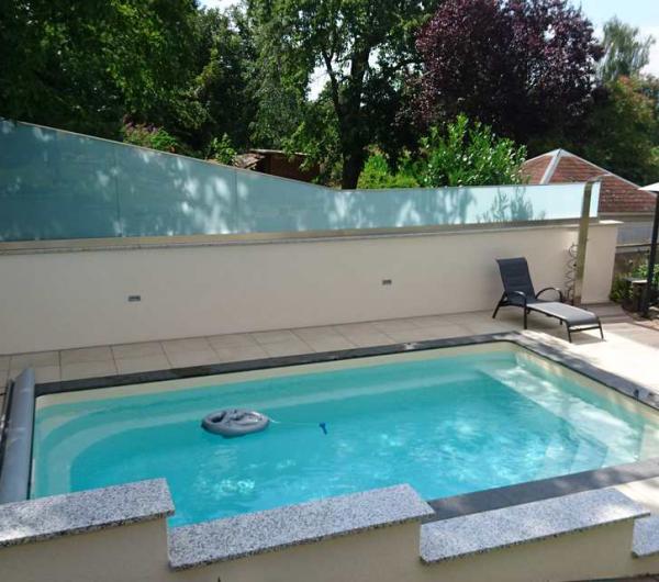 Glas Brüstung am Pool