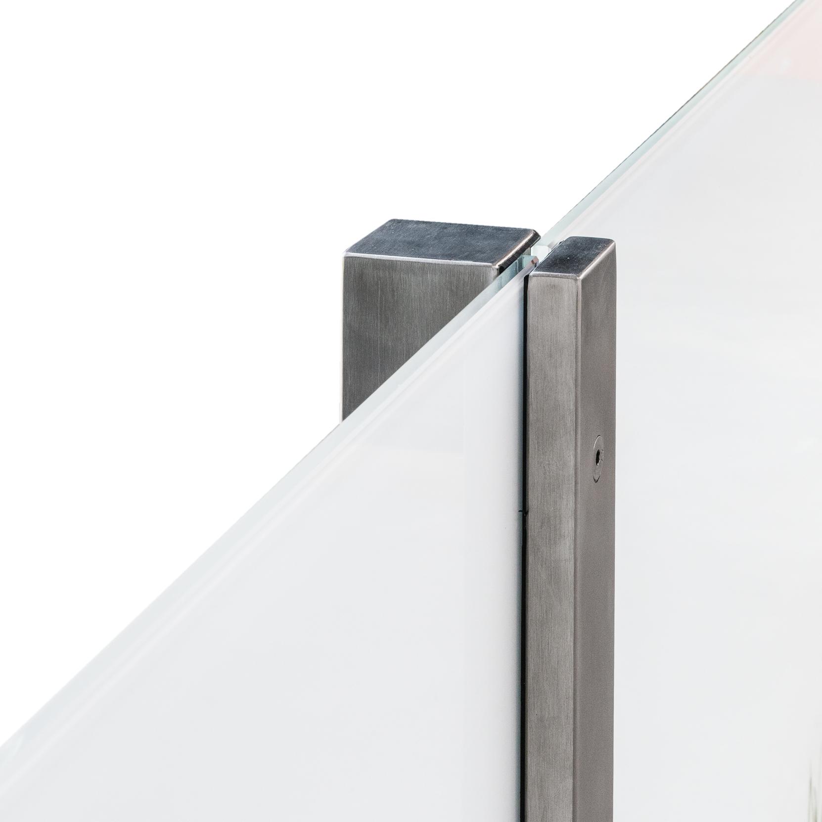 Glas wird zwischen Vorder- und Rückpfosten geklemmt Densa