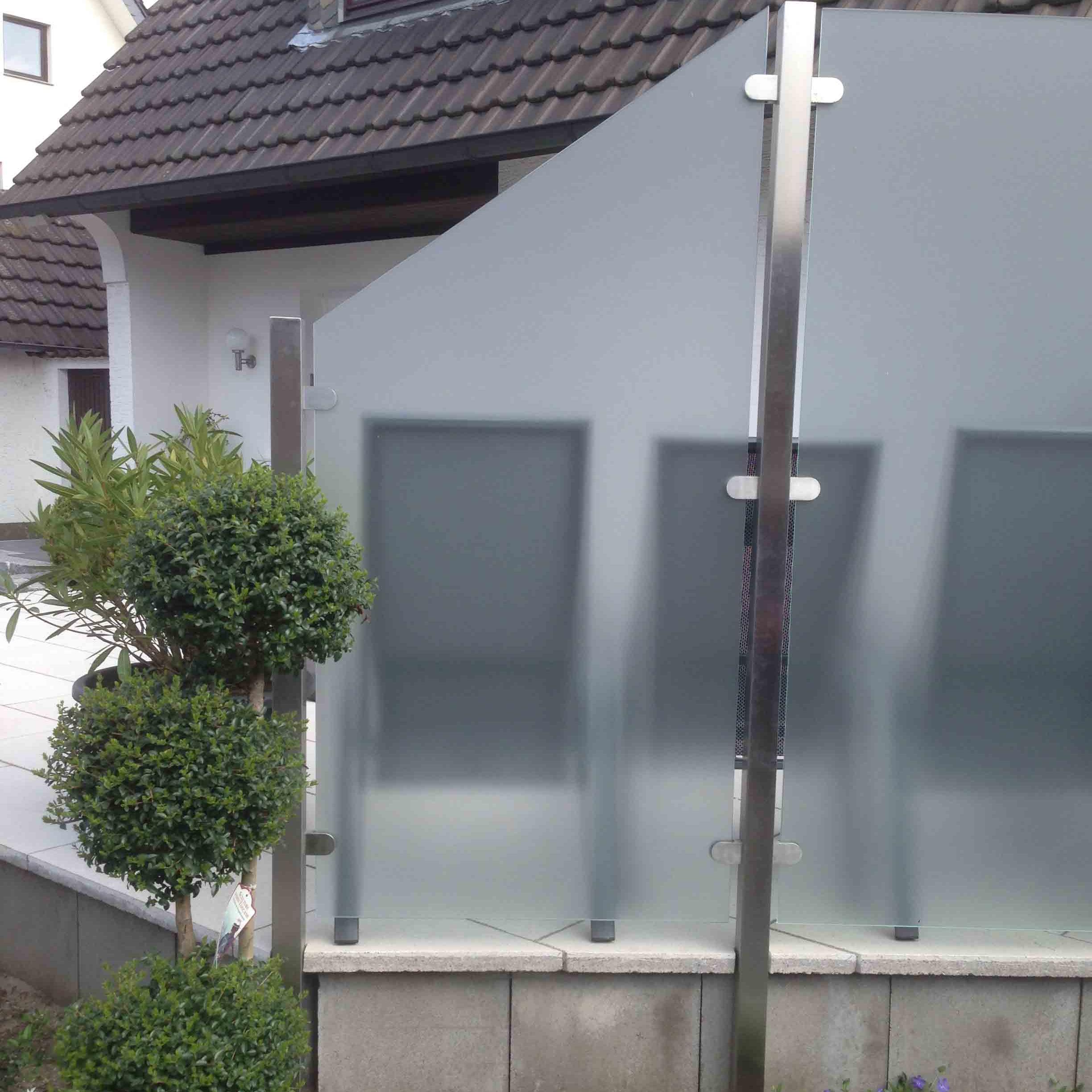 einbetonierter Sichtschutz mit schrägem Abschluss Feng